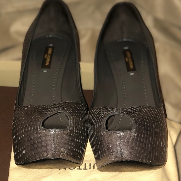 Louis Vuitton Grey🐍Python Rare Heels🔥🔥🔥 - Picture 7 of 8